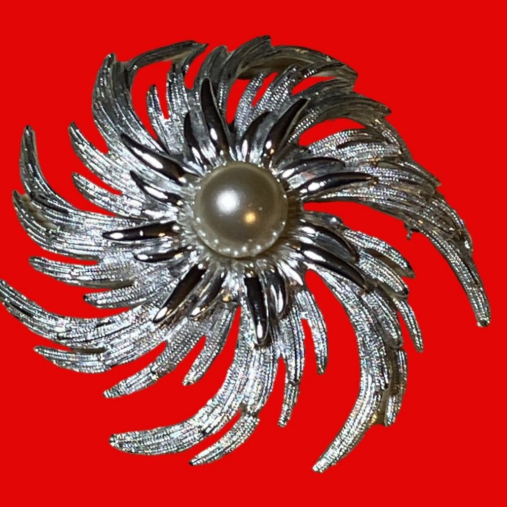 Sarah Coventry Lg faux pearl pinwheel flower brooch silver tone Costume Jewelry